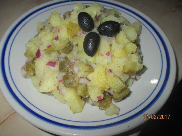 Krompir salata sa kiselim krastavčićima i maslinama