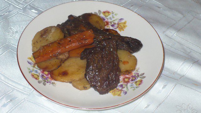 Konjsko meso sa povrćem u vatrostalnoj činiji