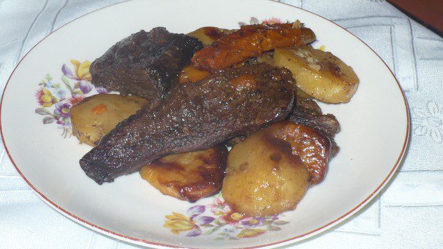 Konjsko meso sa povrćem u vatrostalnoj činiji