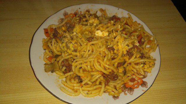 Špagete sa mlevenim mesom, povrćem i prelivom