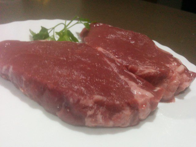 Teleći biftek sa nežnim sosom od zelenog bibera
