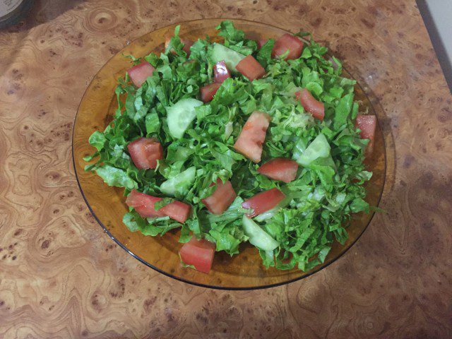 Zelena salata sa paradajzom i krastavcima
