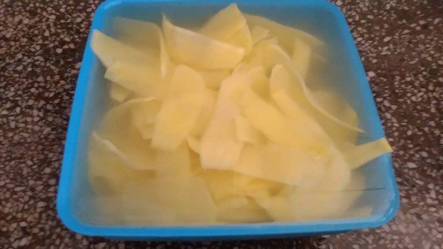 Hrskavi čips od krompira u rerni