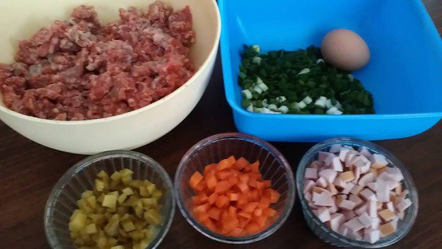 Terin od mlevenog mesa, povrća i kobasice