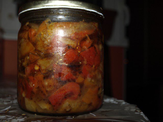 Peckane domaće paprike u tegli