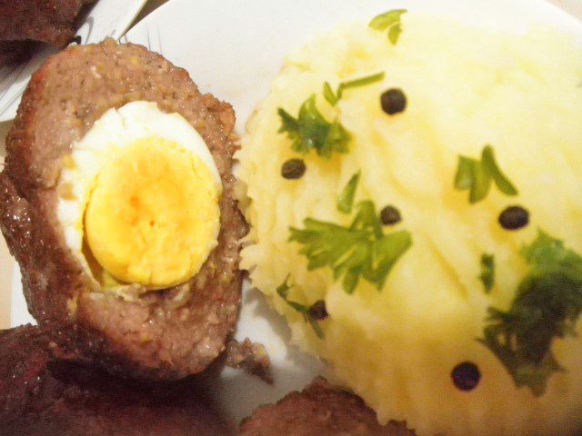 Jaja u mlevenom mesu sa kačkavaljem i krompir pireom