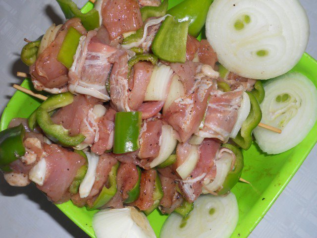 Svinjski ražnjići sa slaninom, lukom i paprikama