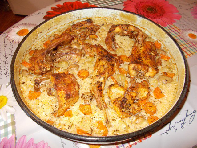 Zečetina sa pečurkama, šargarepom, arpadžikom i pirinčem u rerni