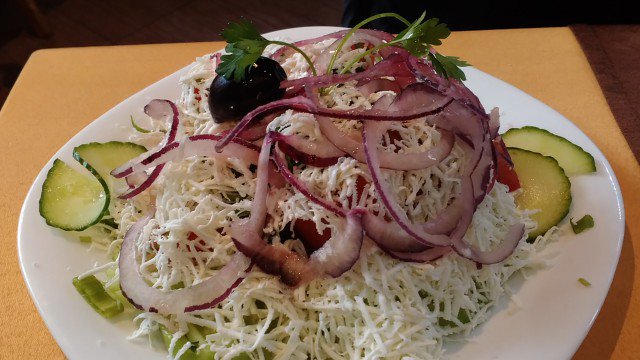 Šopska salata sa paprikama