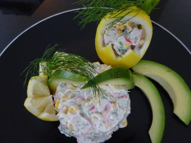 Sveža salata sa štapićima krabe i dresingom od avokada