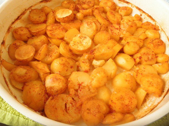 Jednostavan mladi krompir sa maslacem u rerni