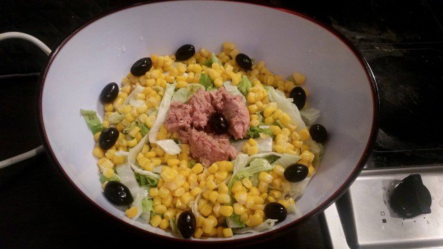 Zelena salata sa tunjevinom i maslinama