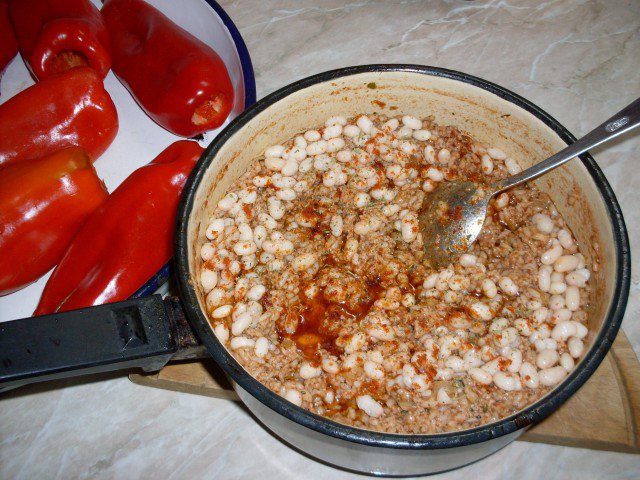 Paprike punjene pasuljem i mlevenim mesom