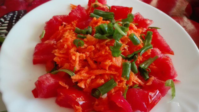 Salata od svežih šargarepa i paradajza