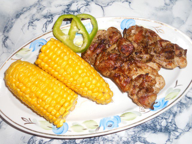 Šnicle na roštilju sa kuvanim kukuruzom