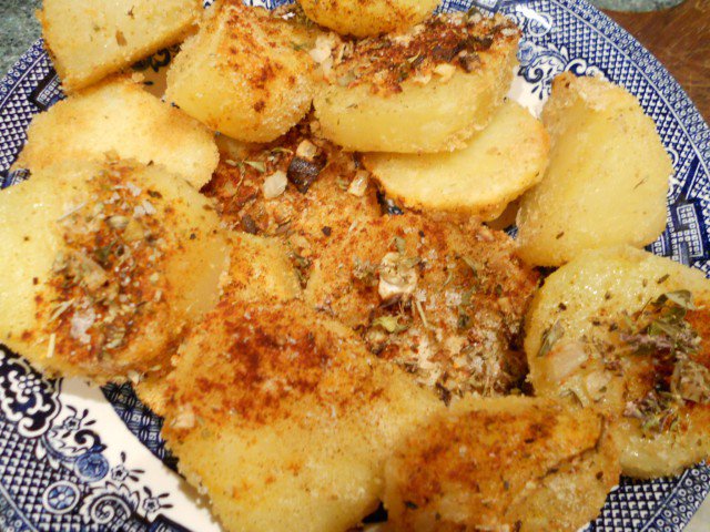 Hrskavi pečeni krompirići sa majčinom dušicom i origanom