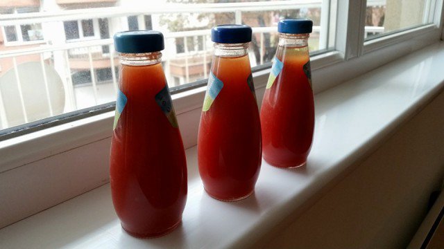 Sok od paradajza u flašicama