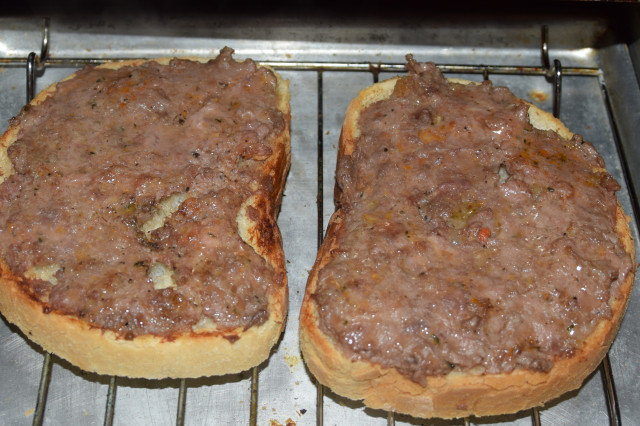 Zapečeni sendviči sa pikantnim mlevenim mesom