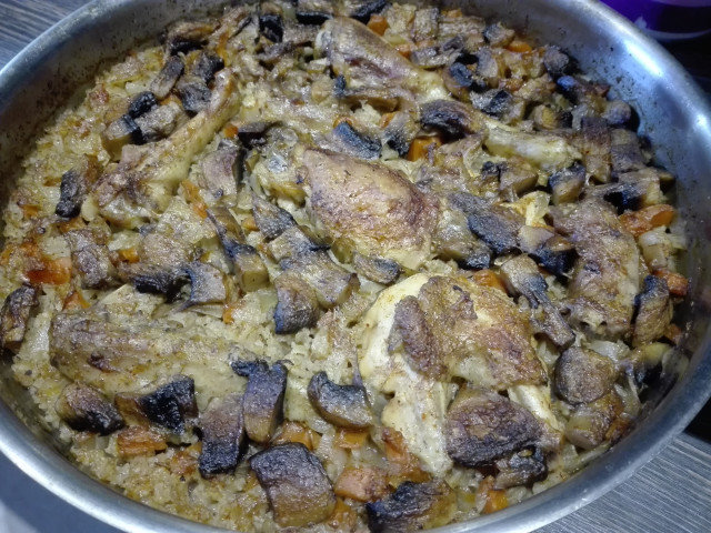 Piletina sa pirinčem, pečurkama i povrćem