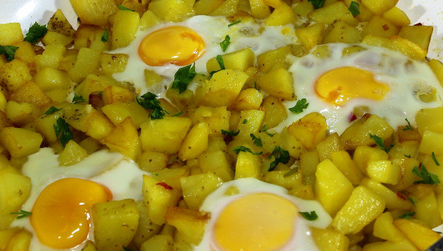Prženi krompir sa belim lukom i jajima