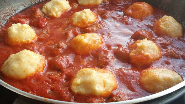 Ćuftice od palente sa kobasicom i paradajz sosom