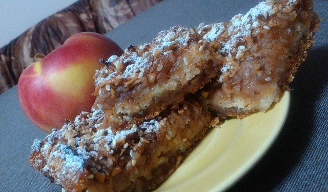 Posni kolač sa jabukama, grizom i orasima