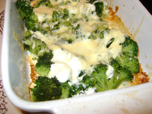 Zapečeni brokoli sa četiri sira