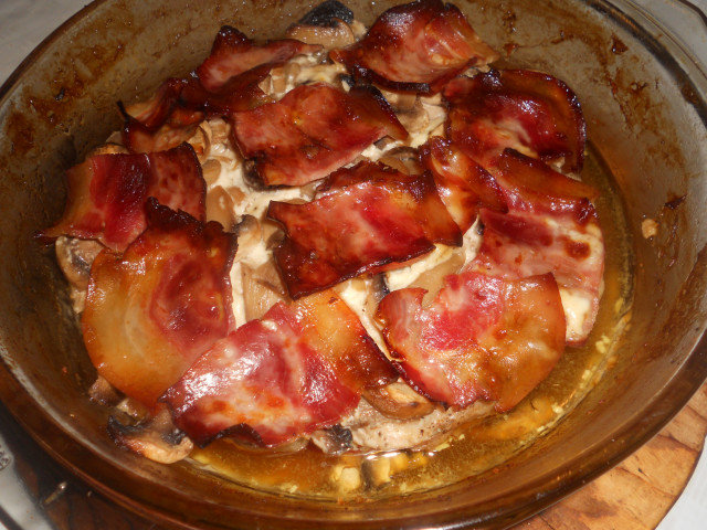 Svinjski kontra file sa pečurkama, majonezom i slaninom iz rerne