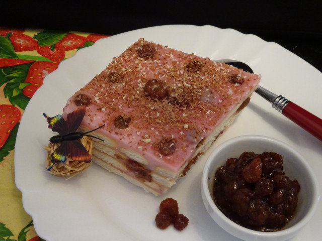 Posna keks torta sa slatkom od šumskih jagoda