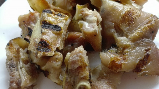 Svinjske uši na roštilju sa marinadom od belog luka