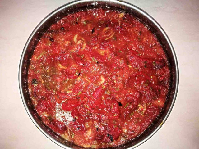 Pečene paprike u plehu sa sosom od paradaza i sirom u rerni