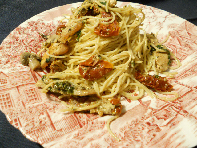 Špageti s pilećim grudima i pestom Đenoveze