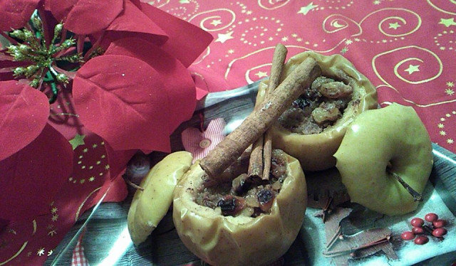 Božićne pečene jabuke sa orasima i suvim grožđem
