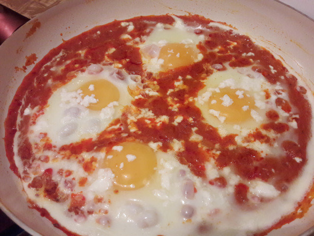 Ukusna jaja sa paradajz sosom