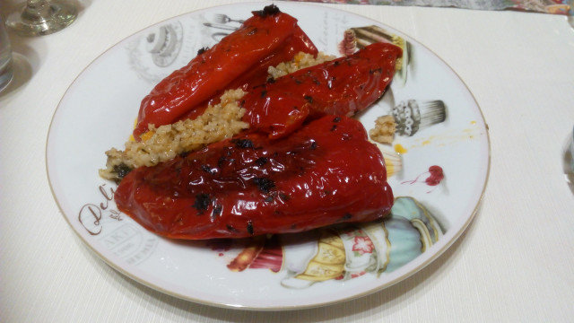 Suve crvene paprike punjene pirinčem i lukom