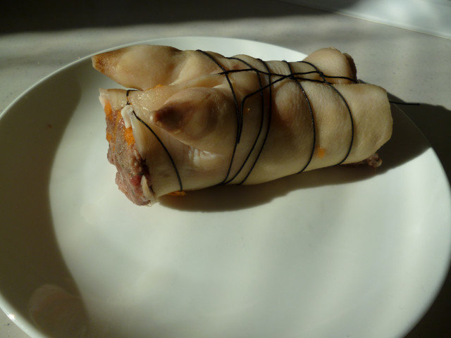 Rolat od svinjskih nogica sa mlevenim mesom