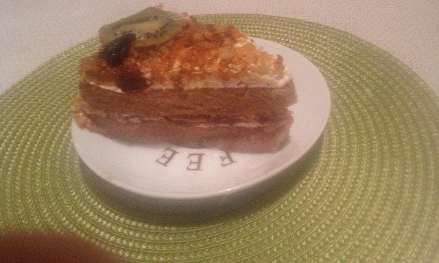 Torta od pavlake sa kivijem i karamelizovanim orasima