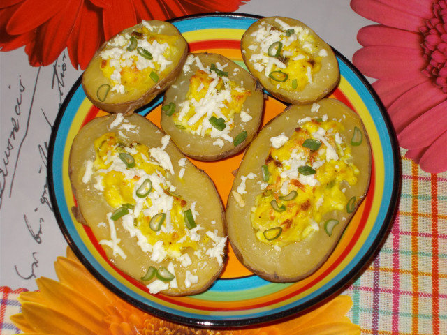 Krompir punjen jajima, sirom i lukom