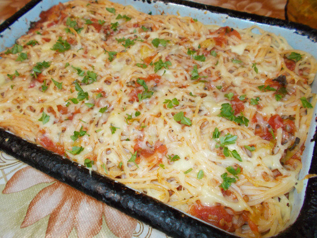 Špagete sa čorizom, mlevenim mesom i paradajz sosom iz rerne