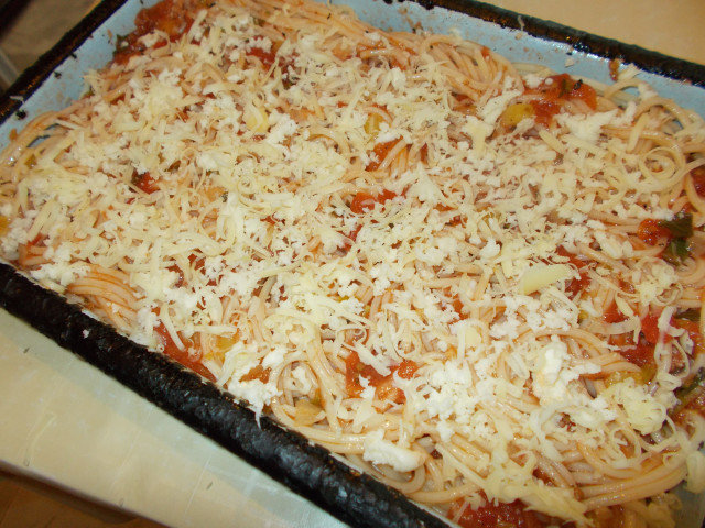 Špagete sa čorizom, mlevenim mesom i paradajz sosom iz rerne