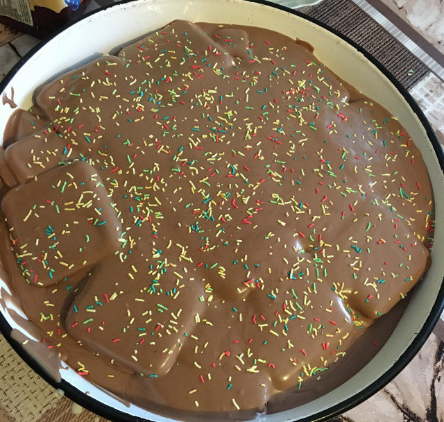 Keks torta sa tečnom čokoladom i pavlakom