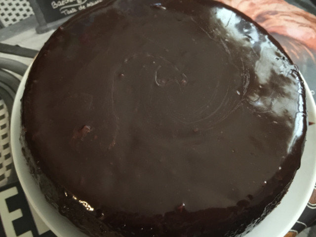 Kakao kolač sa mnogo čokoladne glazure