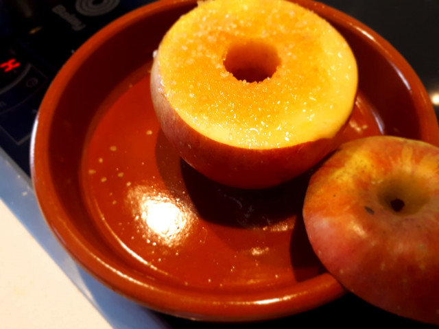 Pečena cela jabuka