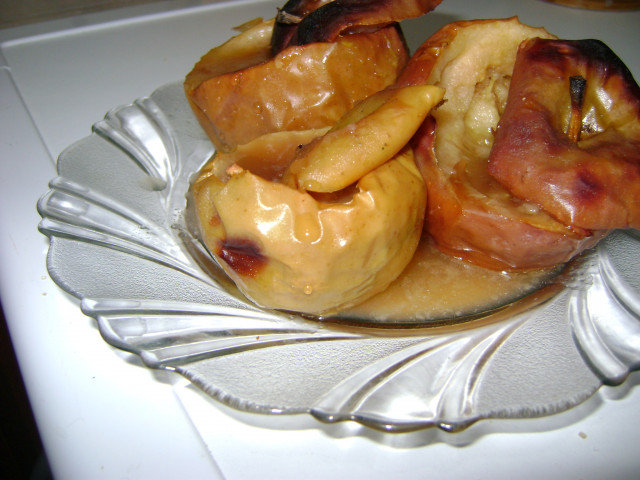 Pečene jabuke sa šećerom i cimetom