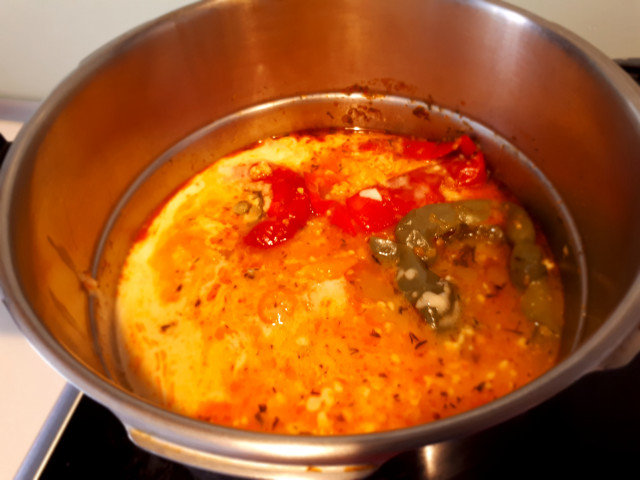 Punjene paprike sa sosom u ekspres loncu