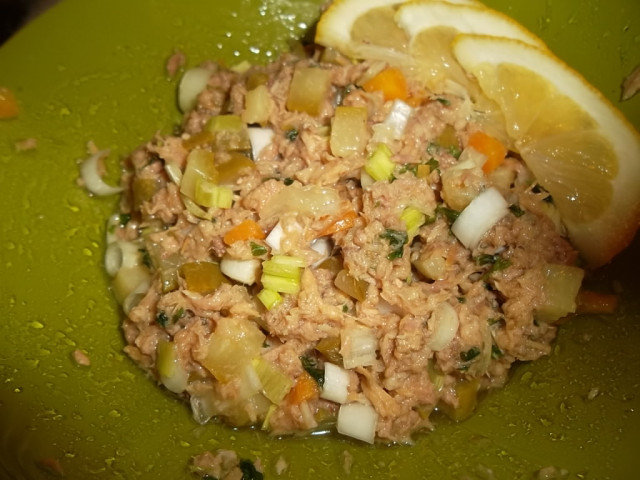 Brza salata sa tunjevinom i kiselim krastavčićima