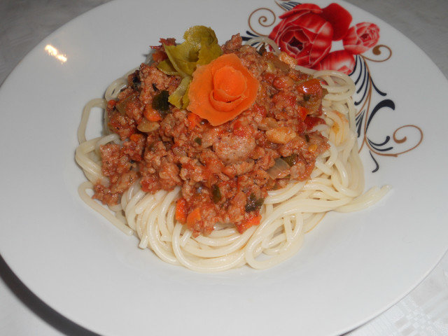 Špagete sa mlevenim mesom i povrćem