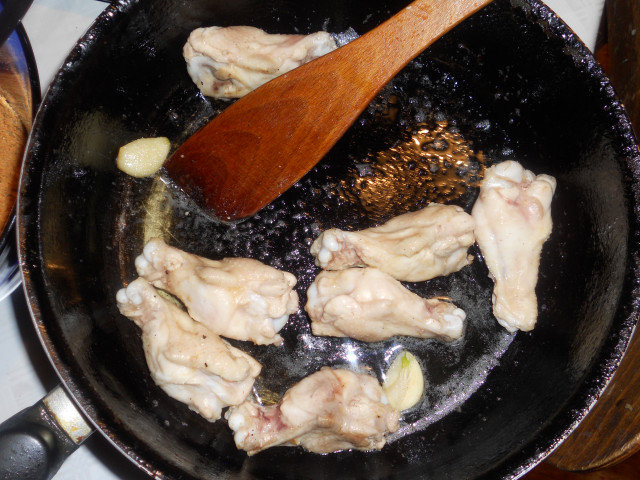 Hrskava krilca i parti bataci pečeni u rerni