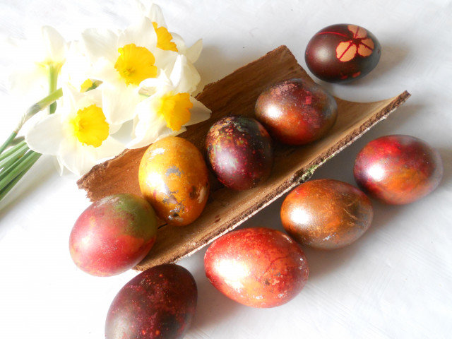 Uskršnja jaja obojena bisernom bojom i folijom