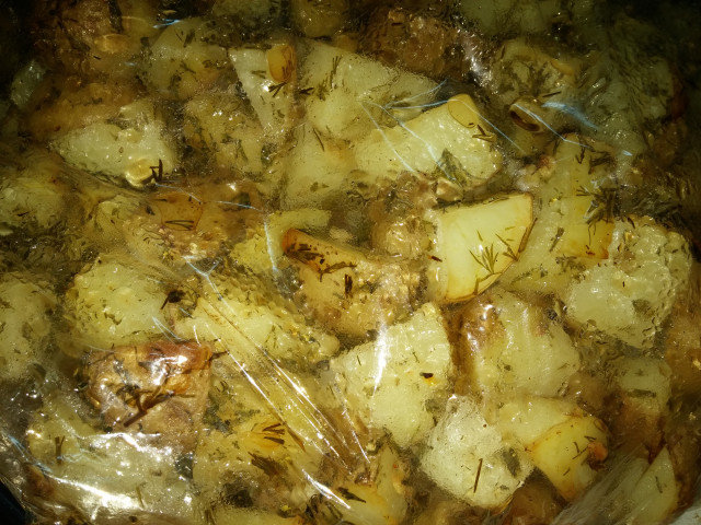 Mladi krompir sa belim lukom i mirođijom u kesi za pečenje